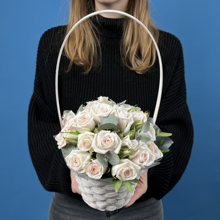 5 кустовых роз Роял Порцелина в корзине